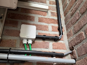 Buitenbekabeling en aansluitdoos bij een woning in Genk