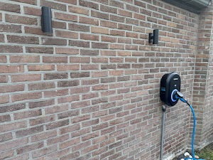 Laadpaal aan de gevel van een woning in Genk